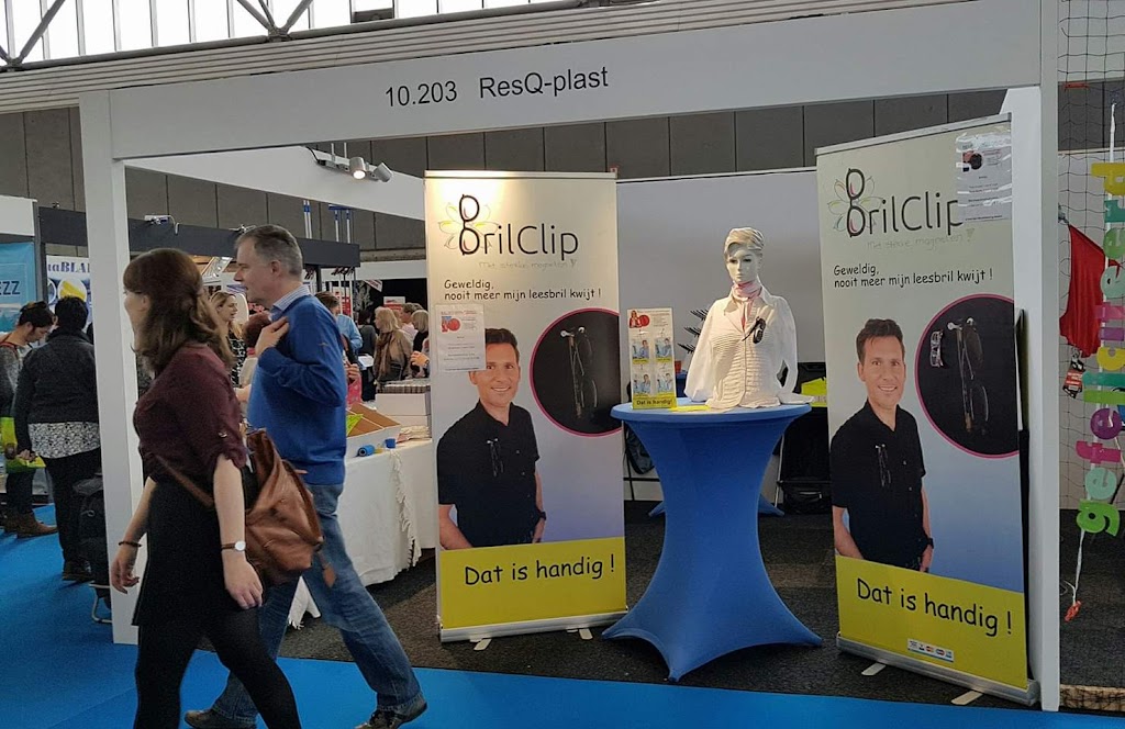 BrilClip - brilhanger, als kado of relatiegeschenk, handig voor leesbril en/of zonnebril computerbril, met sterke magneten BrilClip - brilhanger, als kado of relatiegeschenk, handig voor leesbril en/of zonnebril computerbril, met sterke magneten