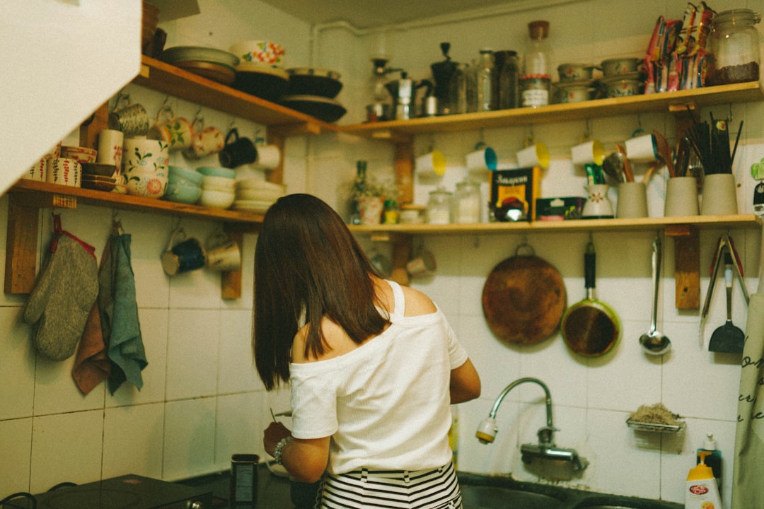 Elle est en cuisine Elle est en cuisine